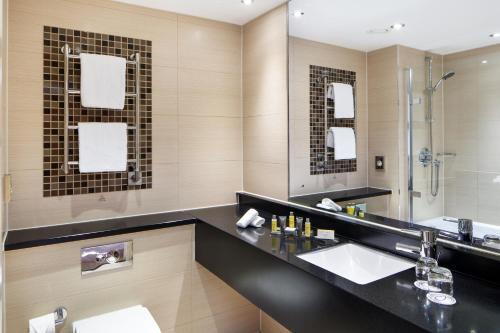 Bathroom – Delta Hotels by Marriott Cheltenham Chase