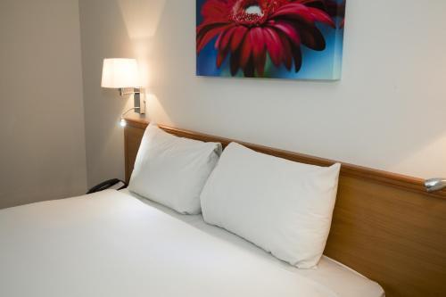 Foto de una habitación de Hotel Ramada by Wyndham Cambridge