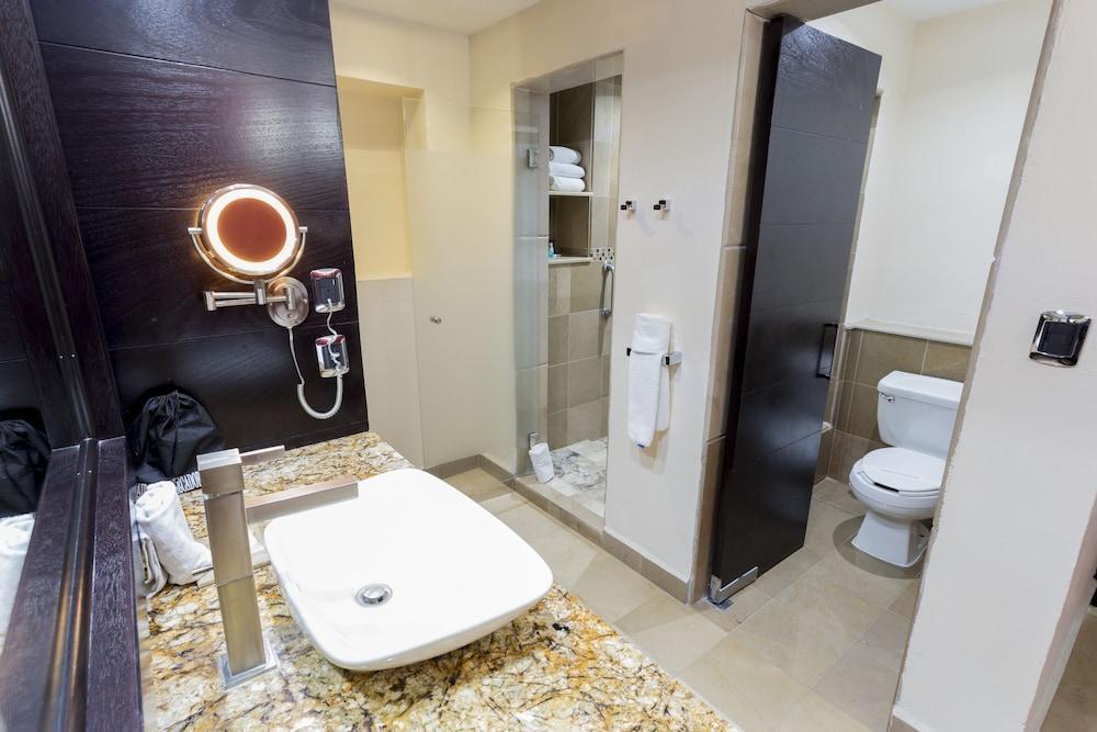 Foto del baño de Crowne Plaza Queretaro, an IHG Hotel