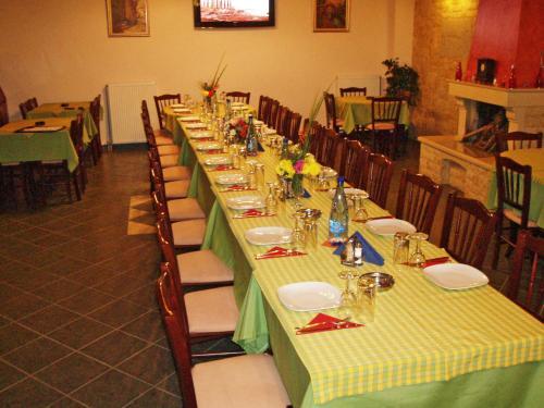 Foto de restauración de Aparthotel Paradosi Rooms