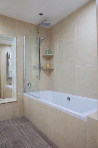 Foto del baño de Four Seasons Hotel &amp;amp; Leisure Club