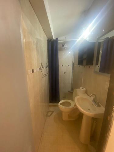 Foto del baño de Albergue Departamentos Zona Dorada
