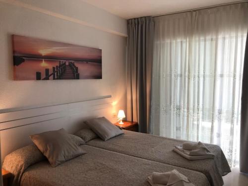 Foto de una habitación de Alquileres Vacacionales Los Gemelos 2- Aloturin Benidorm