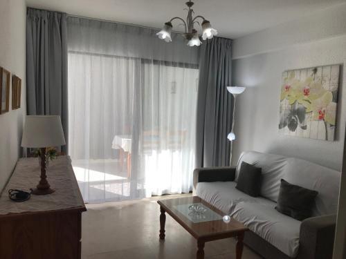 Foto de una habitación de Alquileres Vacacionales Los Gemelos 2- Aloturin Benidorm