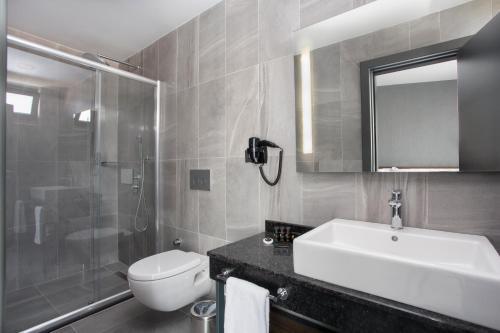 Foto del baño de Hotel Falcon 1511