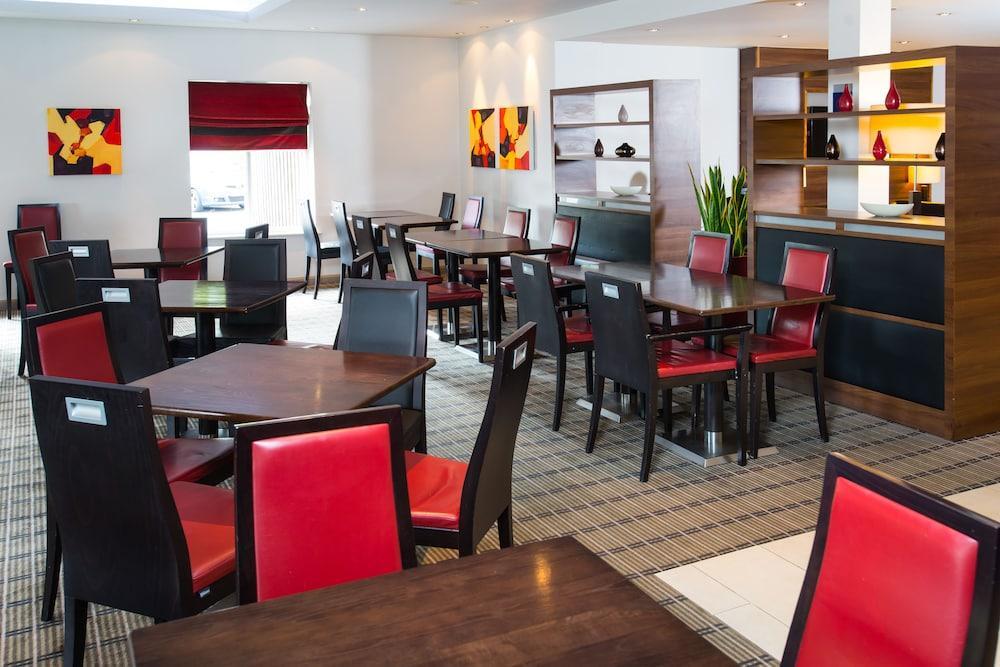 Foto de restauración de Holiday Inn Express Birmingham Oldbury, an IHG Hotel