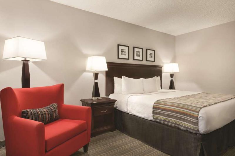 Room – Hotel Country Inn &amp;amp; Suites by Radisson, Traverse City, MI