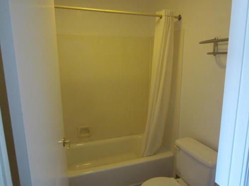 Foto del baño de Motel Rodeway Inn Monterey Near Fairgrounds