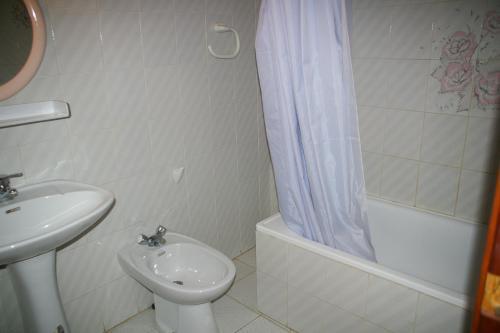 Foto del baño de Apartamentos Costa Brasil Orange Costa