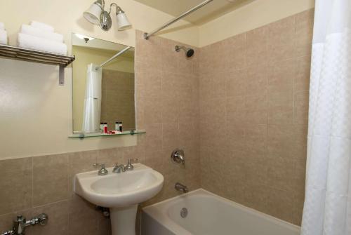 Foto del baño de Hotel Travelodge by Wyndham Downtown Chicago