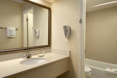 Foto del baño de Motel Days Inn by Wyndham Cocoa Beach Port Canaveral