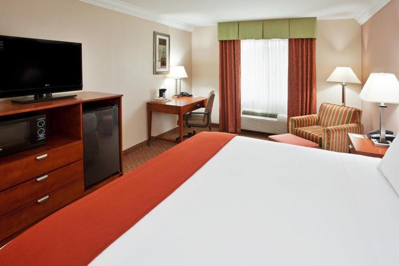 Foto de una habitación de Holiday Inn Express &amp;amp; Suites Niagara Falls, an IHG Hotel