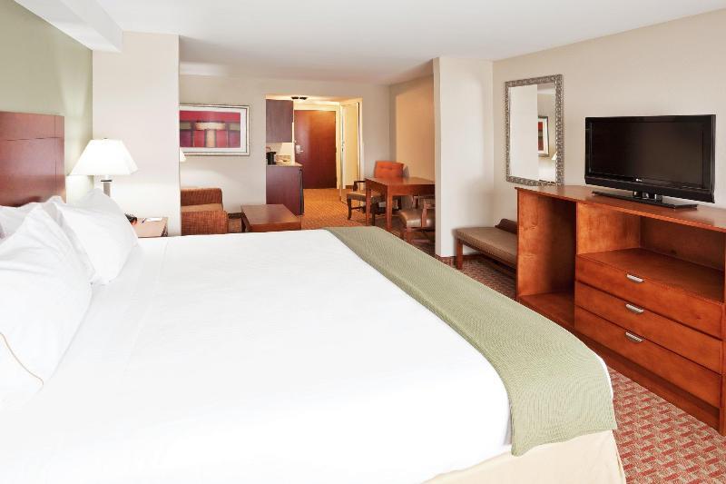 Foto de una habitación de Holiday Inn Express &amp;amp; Suites Niagara Falls, an IHG Hotel