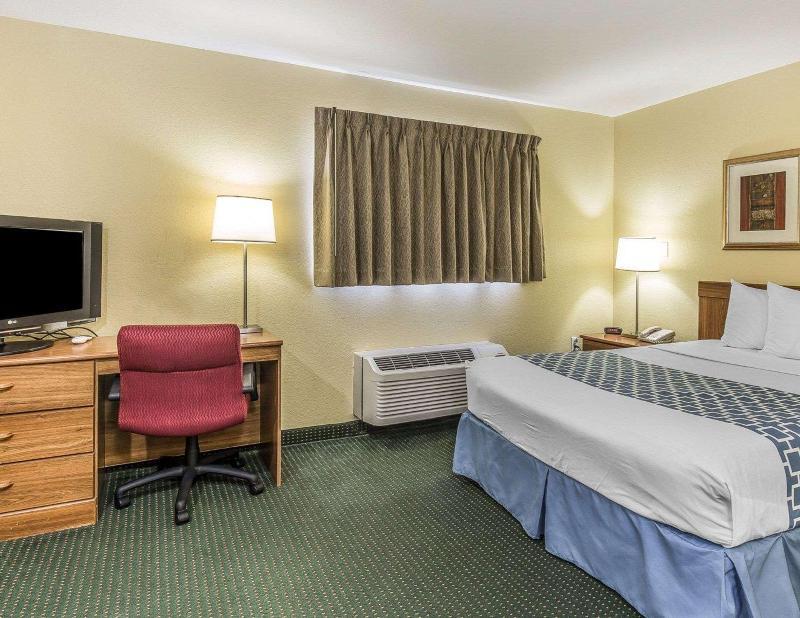 Room – Suburban Extended Stay Hotel Fort Myers Cape Coral