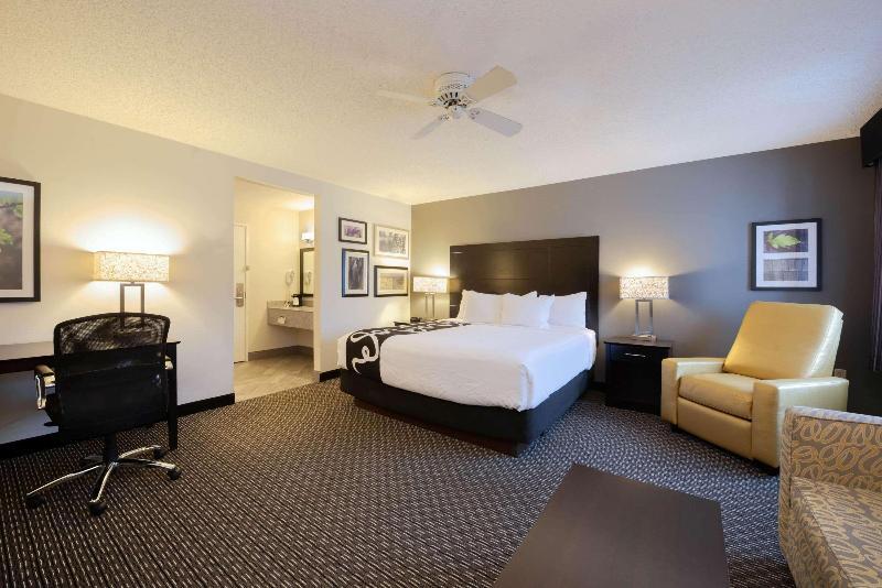 Foto de una habitación de Hotel La Quinta by Wyndham Cleveland Macedonia