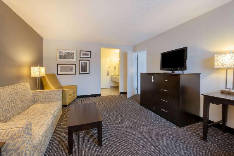 Foto de una habitación de Hotel La Quinta by Wyndham Cleveland Macedonia