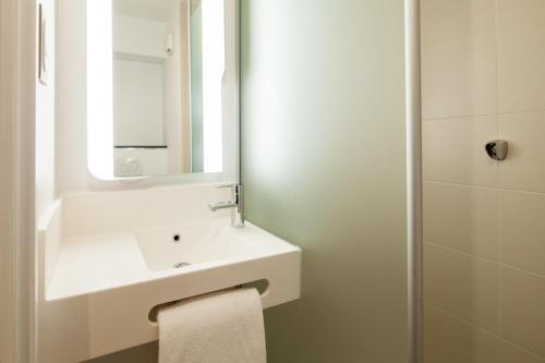 Foto de una habitación de B&amp;amp;B Hôtel Paris Sud Chatenay Malabry