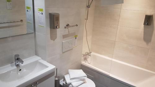 Foto de una habitación de Yseria Hôtel