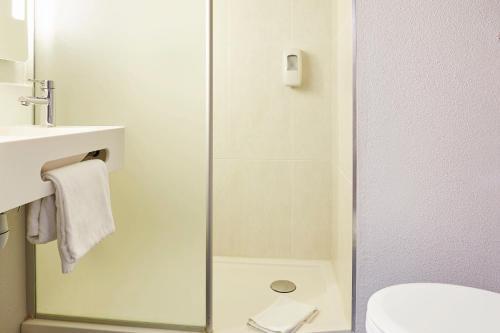 Foto de una habitación de B&amp;amp;B Hôtel Lille Roubaix Campus Gare