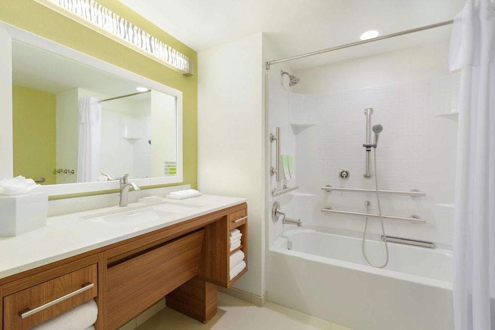 Foto de una habitación de Hotel Home2 Suites by Hilton Canton