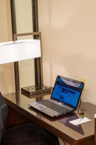 Room – Hotel Radisson On John Deere Commons Moline