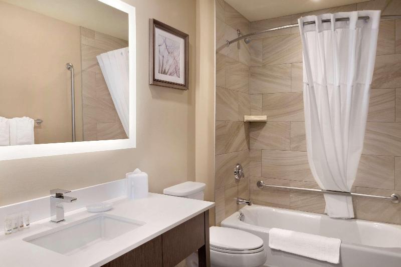 Foto de una habitación de Hotel Days Inn &amp;amp; Suites by Wyndham Airdrie