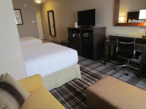 Foto de una habitación de Hotel Days Inn &amp;amp; Suites by Wyndham Airdrie