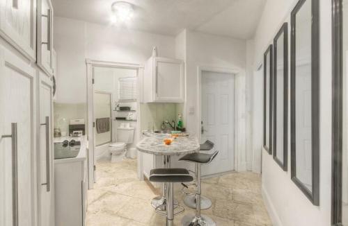 Room – PGA Village 7 Room Golf Resort Villa by American Vacation Living
