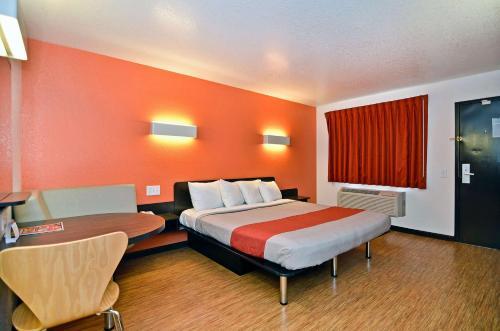 Room – Motel 6 Fairfield - Napa Valley