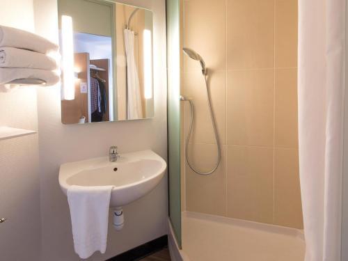 Foto de una habitación de B&amp;amp;B Hôtel Rennes Est Cesson Sévigné