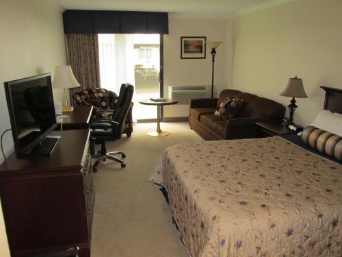 Room – Hotel Fredericton Inn