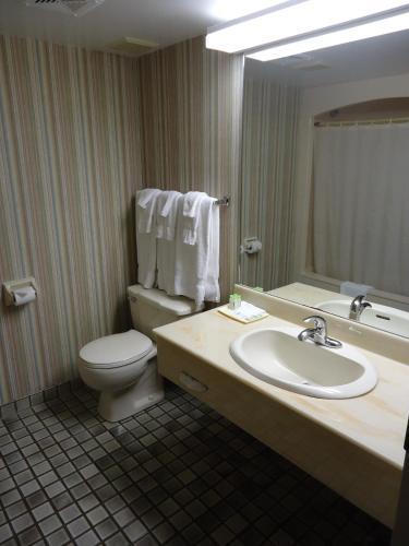 Room – Hotel Fredericton Inn