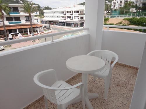 Foto de una habitación de Apartamentos Cala Llonga