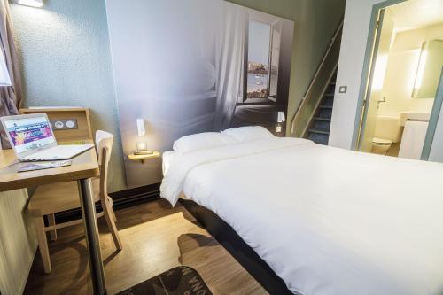 Foto de una habitación de B&amp;amp;B Hotel Morlaix