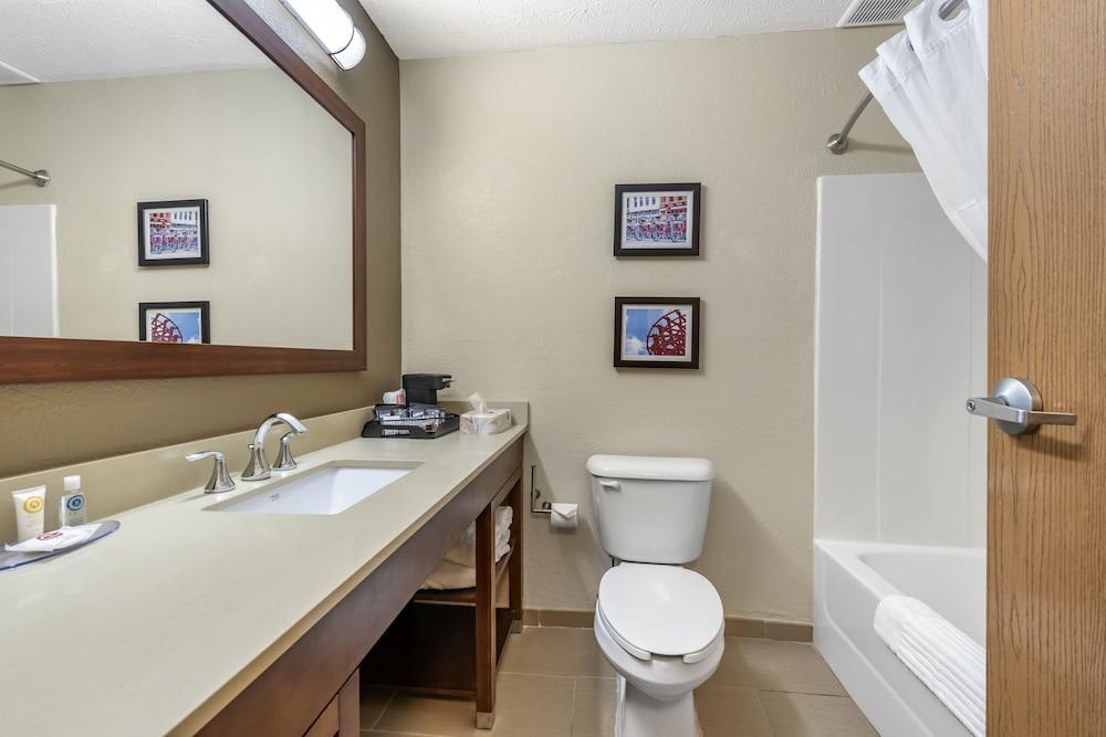 Foto de una habitación de Hotel Comfort Inn &amp;amp; Suites Cincinnati Eastgate