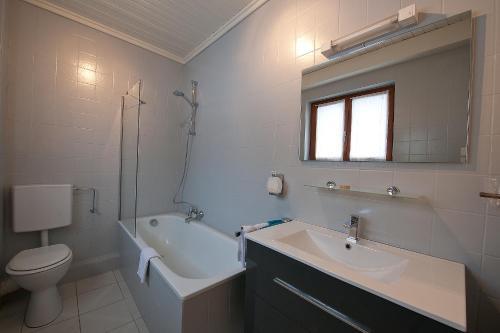 Foto de una habitación de Hotel aux Deux Clefs
