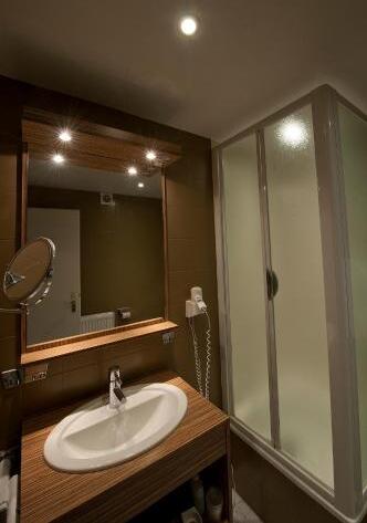Foto de una habitación de Hotel aux Deux Clefs