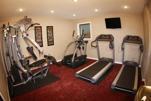 Photo – Motel Budget Host Inn &amp;amp; Suites