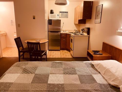 Flamingo Motel, Cardston - Reserving