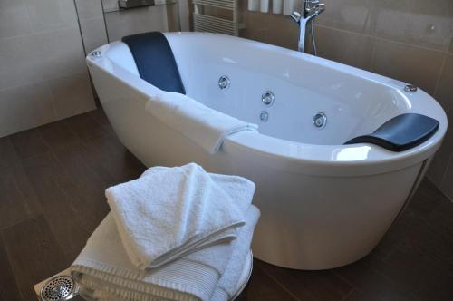 Foto de una habitación de Hotel Le Clos - Relais &amp;amp; Chateaux