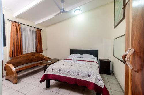 Foto de una habitación de Cadillac Rock Beach Hotel