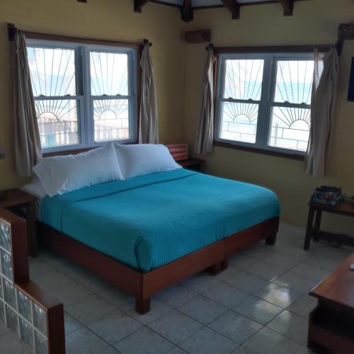 Foto de una habitación de Hotel Coco&amp;#039;s Beachfront Cabanas