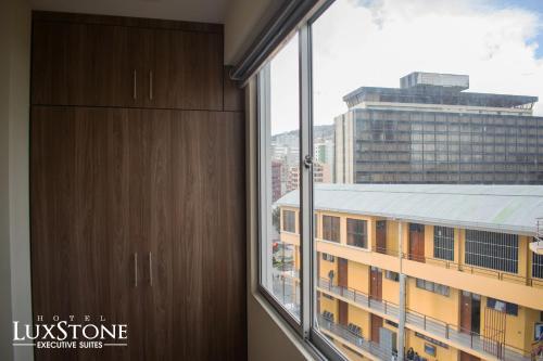 Foto de una habitación de Hotel Luxstone Executive &amp;amp; Suites