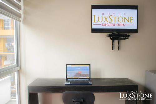 Foto de una habitación de Hotel Luxstone Executive &amp;amp; Suites