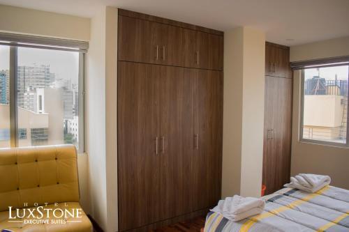 Foto de una habitación de Hotel Luxstone Executive &amp;amp; Suites