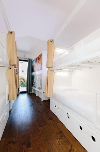 Foto de una habitación de Lisbon South Hostel