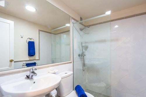 Foto de una habitación de Family Apartment 1 bedroom with Pool View - Oasis Duna Resort