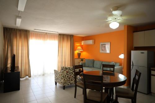 Foto de una habitación de Horizon View Beach Hotel