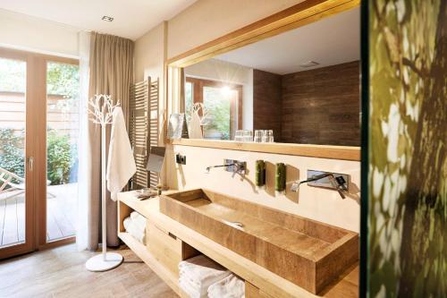 Foto del baño de Small Luxury Hotel of the World - DasPosthotel