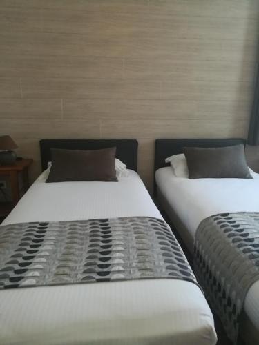 Foto de una habitación de Logis Hotel-Restaurant Spa Le Lac